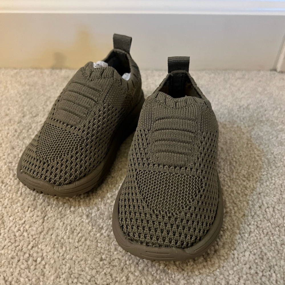 Zara boys, slip on knit sneaker. Olive green.